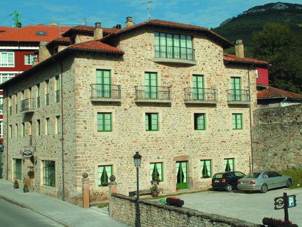Hotel Villa De Cabrales Las Arenas Exterior foto